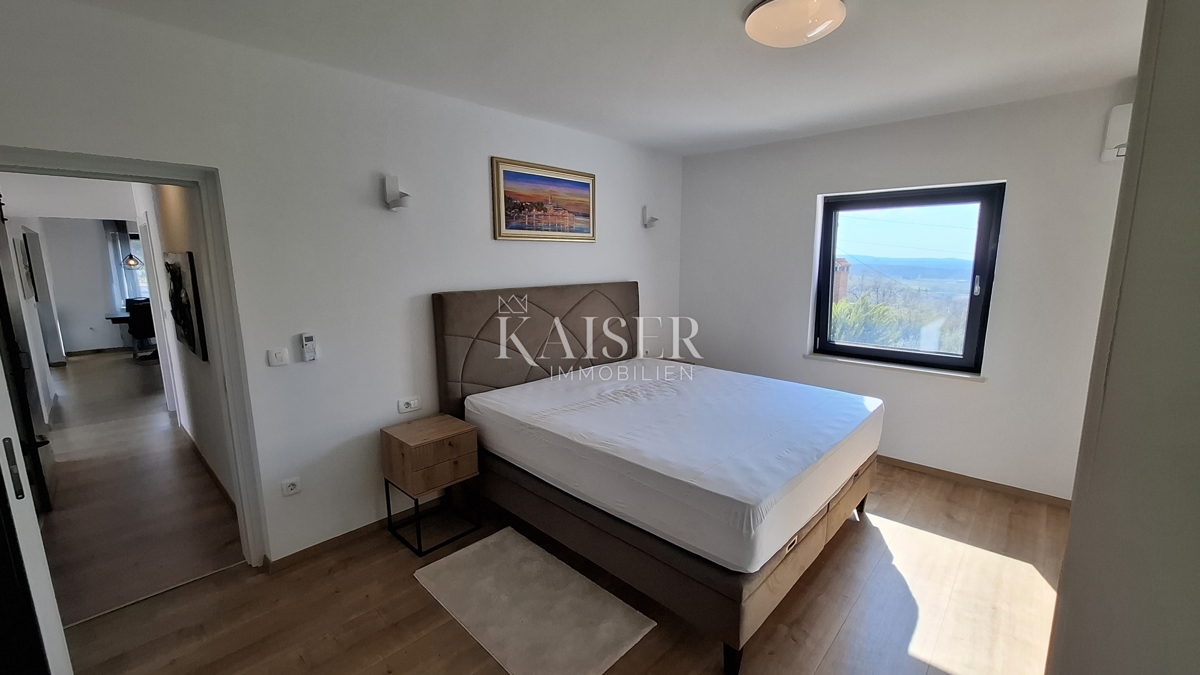 Istra, Kaštelir - Hiša z dvema apartmajema, 188m2, bazen