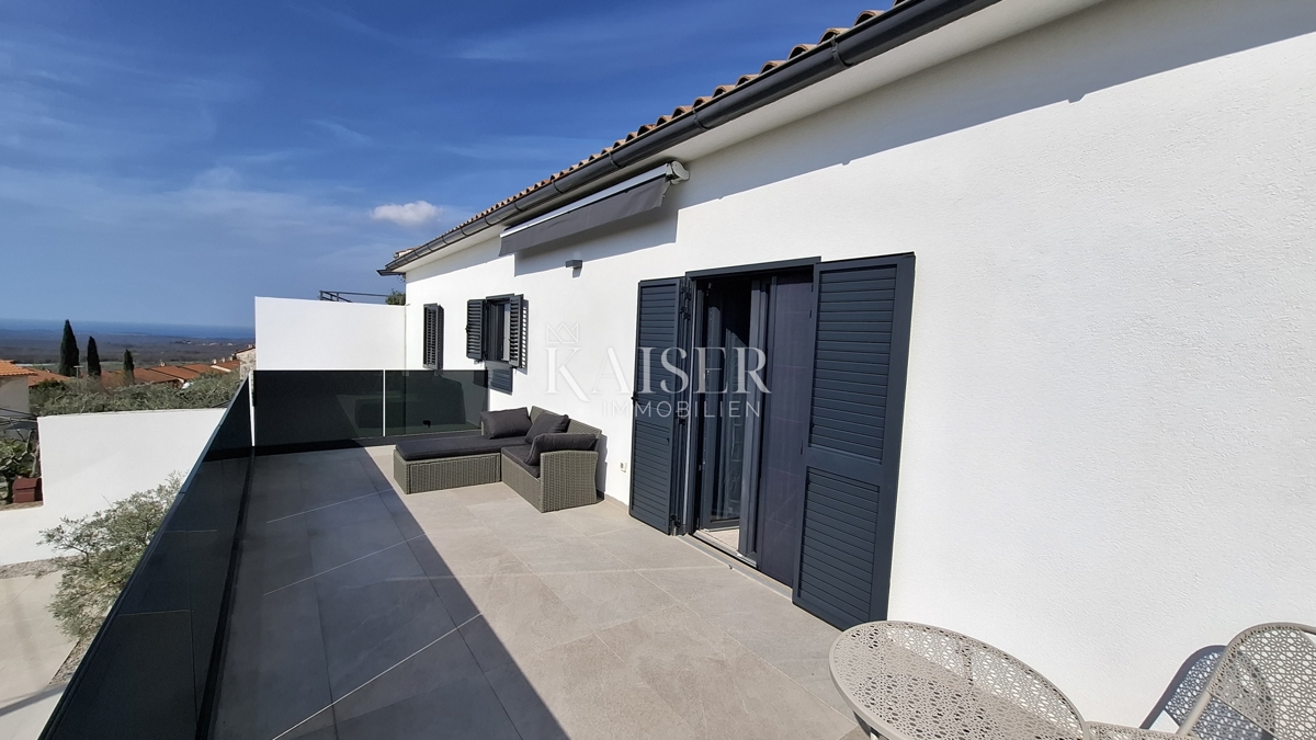 Istra, Kaštelir - Hiša z dvema apartmajema, 188m2, bazen