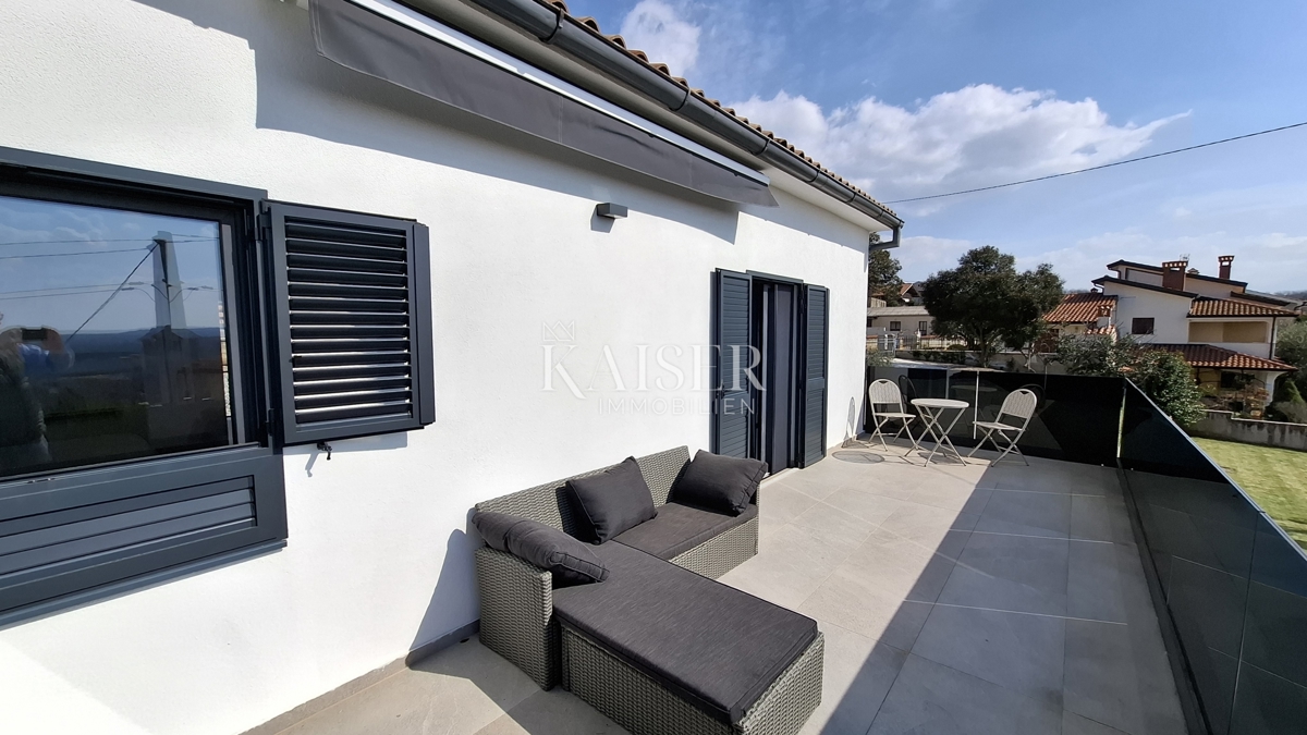 Istra, Kaštelir - Hiša z dvema apartmajema, 188m2, bazen