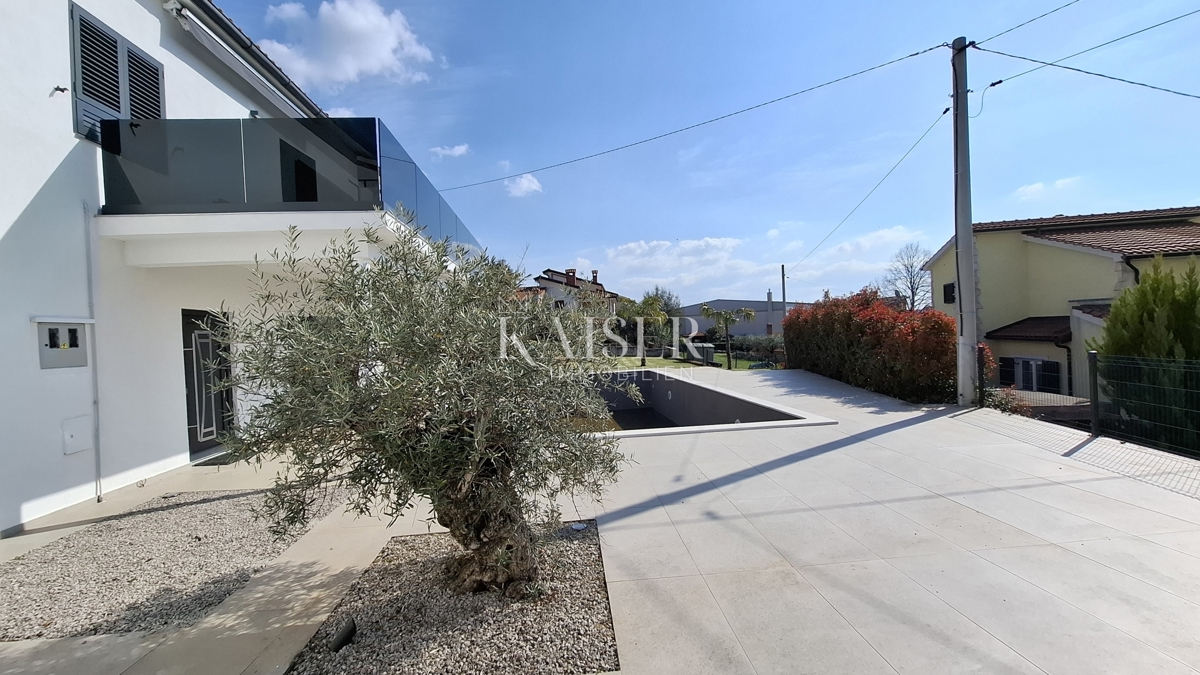 Istra, Kaštelir - Hiša z dvema apartmajema, 188m2, bazen