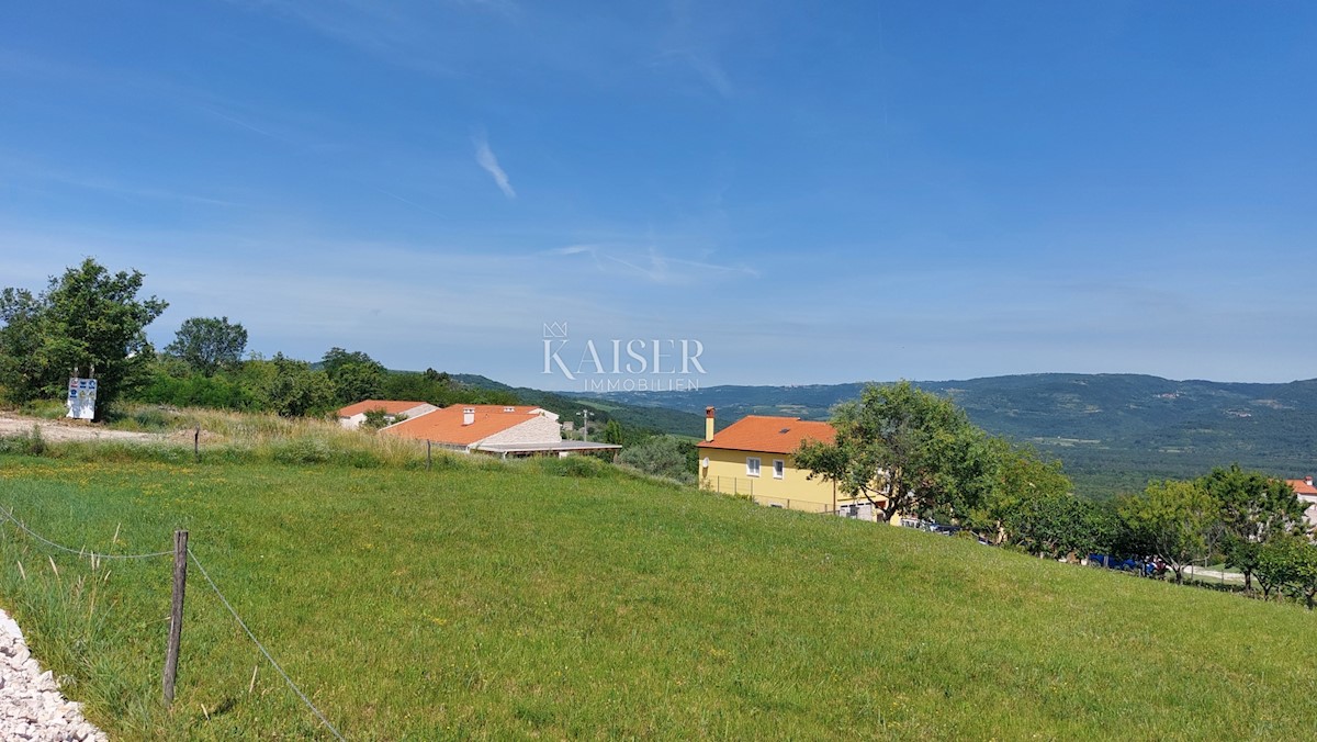 Istra, Motovun - zemljišče s panoramskim razgledom