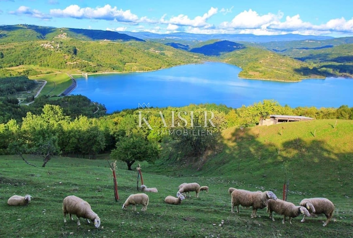 Istra - Pazin, kmetijsko zemljišče, odličen pogled na jezero Butoniga