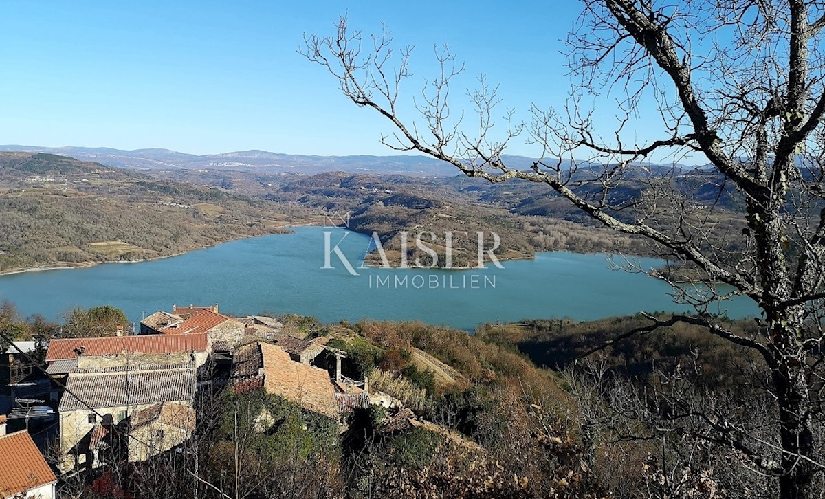 Istra - Pazin, kmetijsko zemljišče, odličen pogled na jezero Butoniga