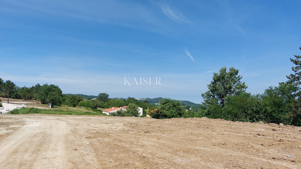 Istra, Motovun - gradbeno zemljišče 6200m2 s pogledom na Motovun