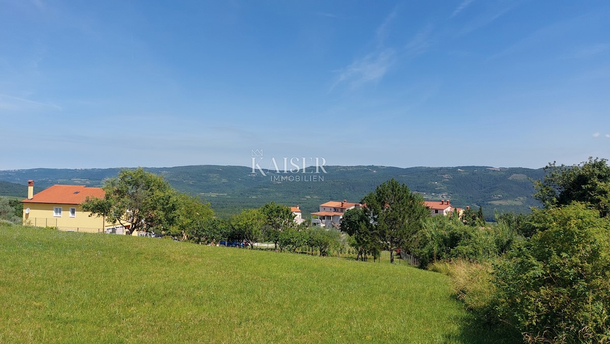 Istra, Motovun - gradbeno zemljišče 6200m2 s pogledom na Motovun