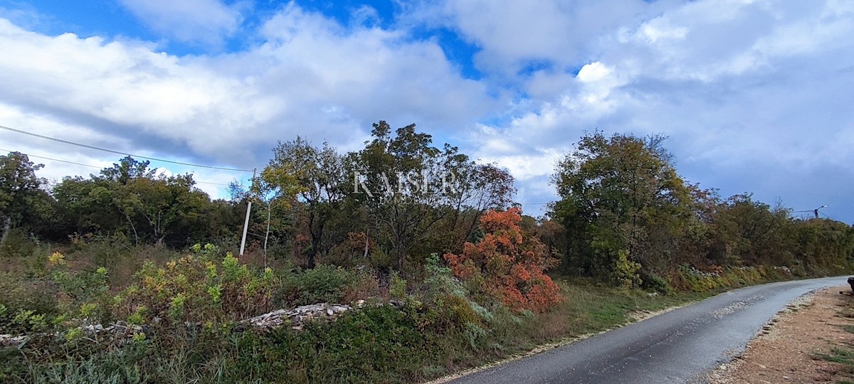 Istra, Labin - gradbeno zemljišče 500 m od morja, 2100 m2