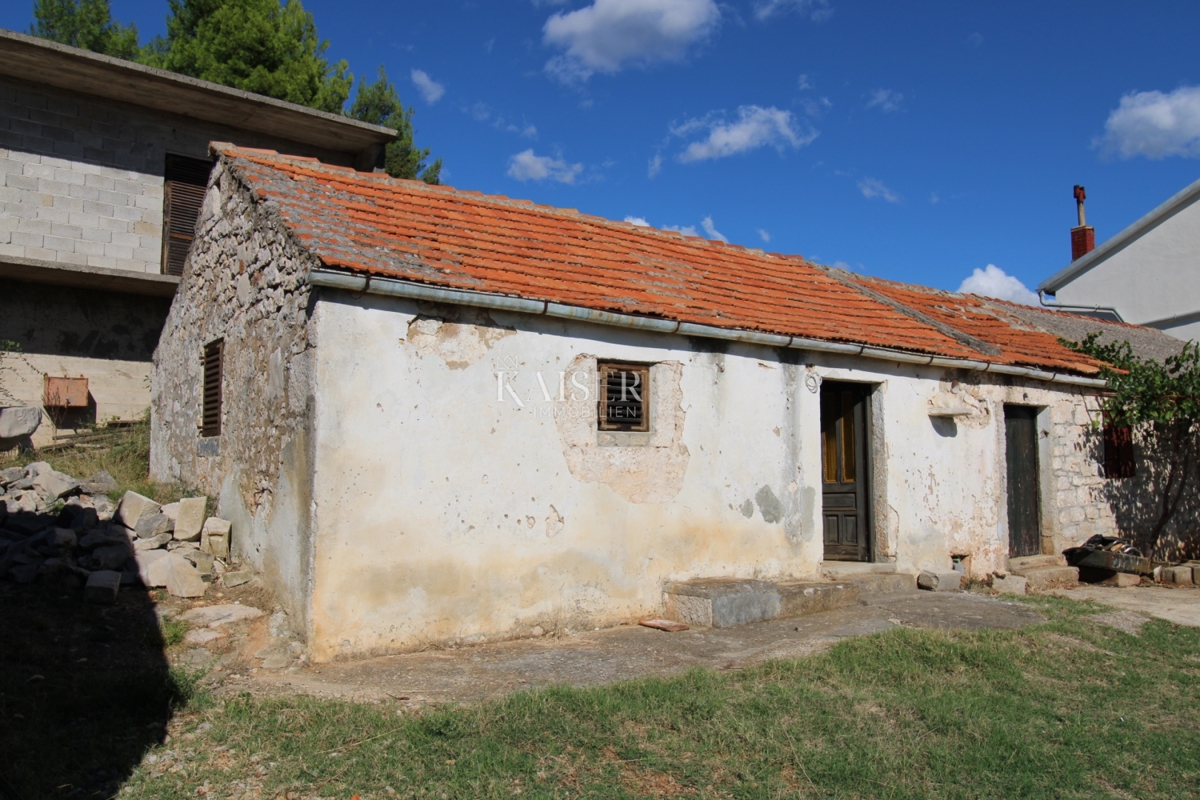 Slivnica - samostojna hiša s pomožnim objektom