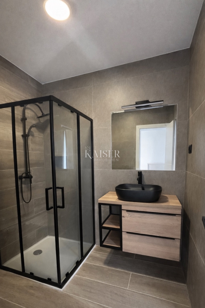 Zadar, Privlaka apartma v novi stavbi, 70 m od morja