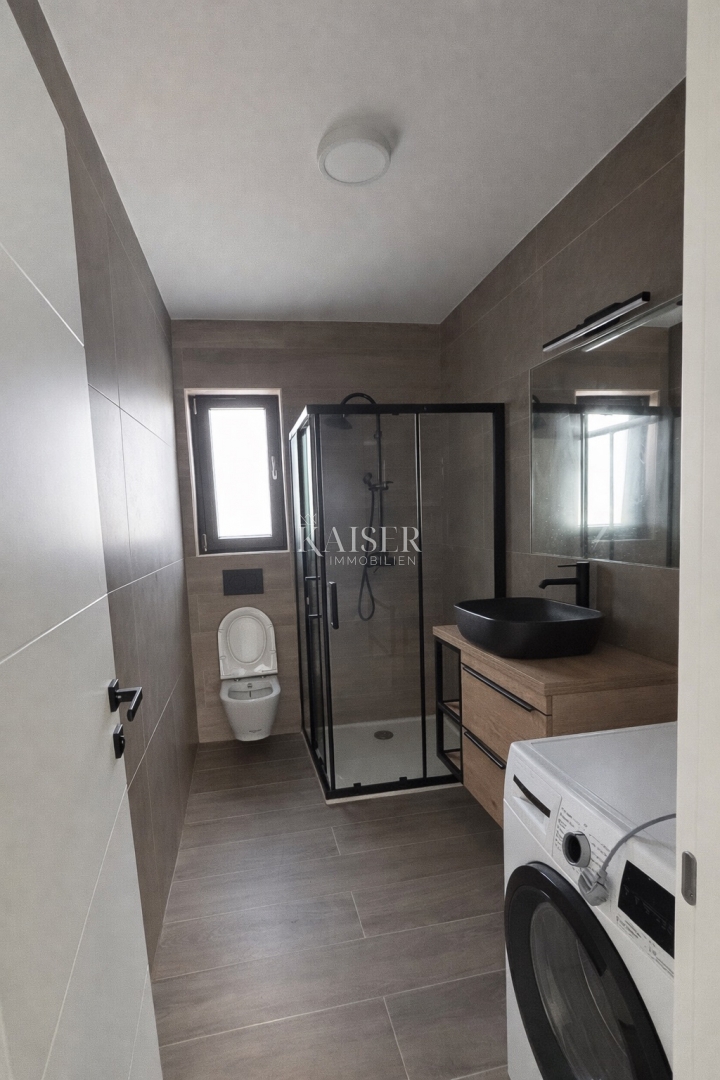 Zadar, Privlaka apartma v novi stavbi, 70 m od morja