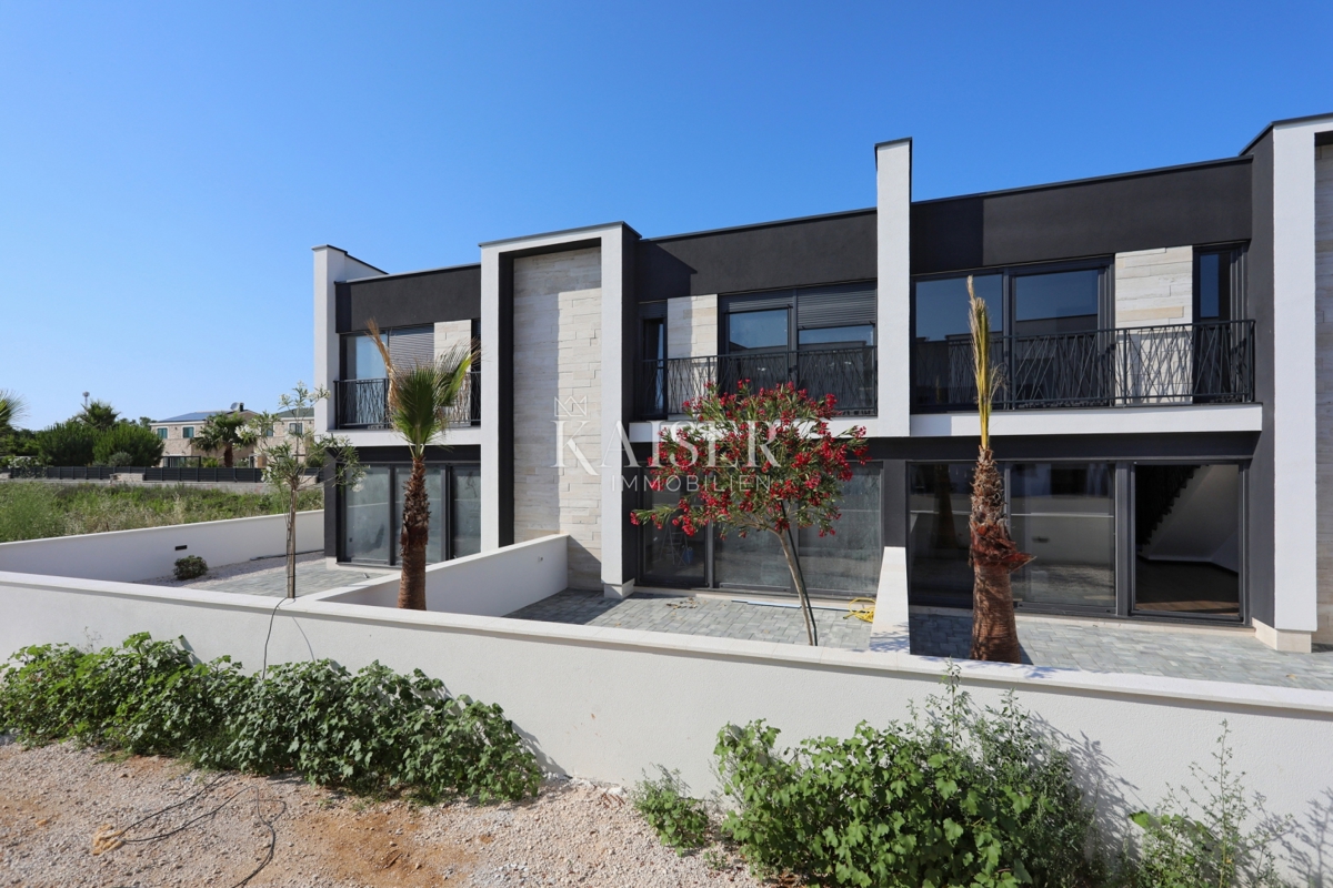 Zadar, Privlaka, dvoetažni apartma z vrtom v bližini centra in morja