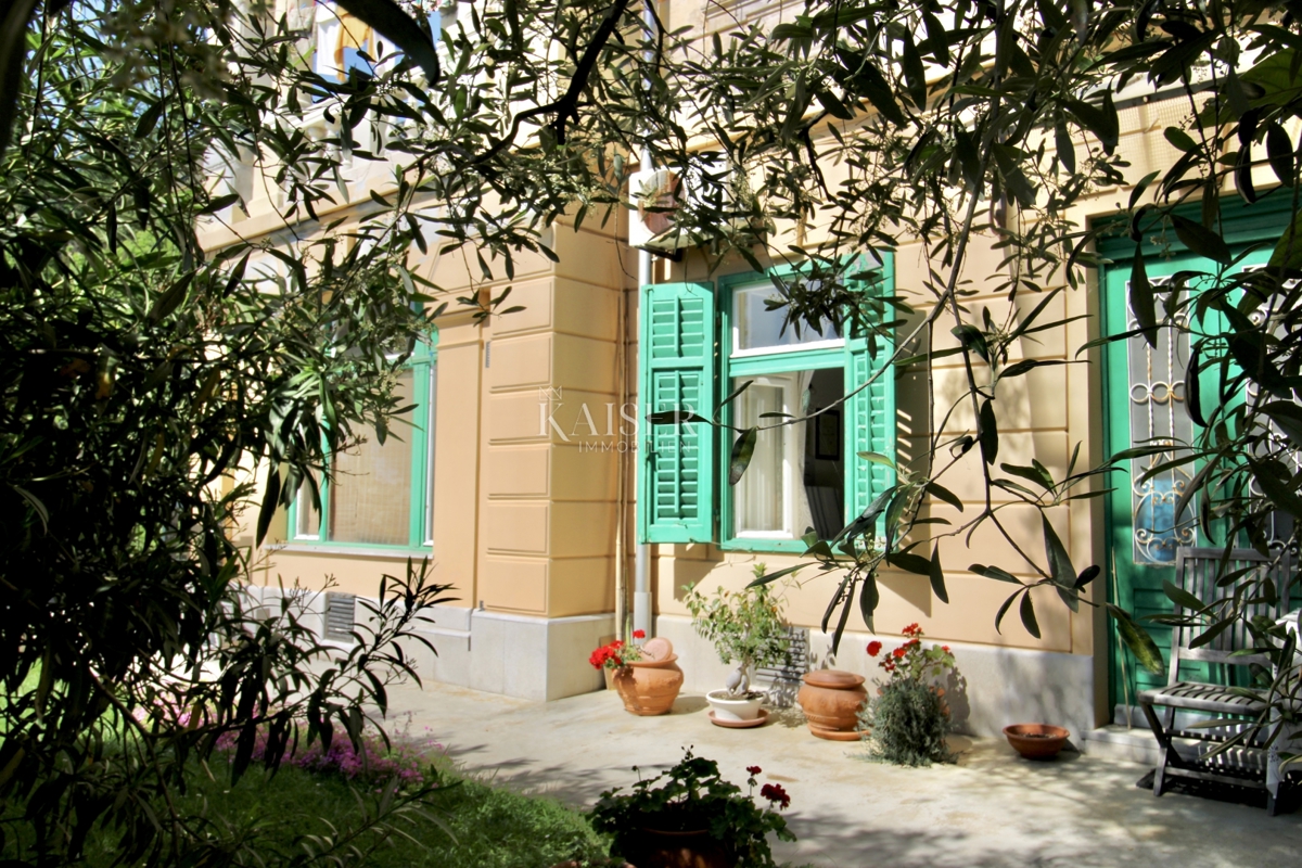 Opatija, Lovran – Apartma 120 m2, prva vrsta do morja z zasebno plažo