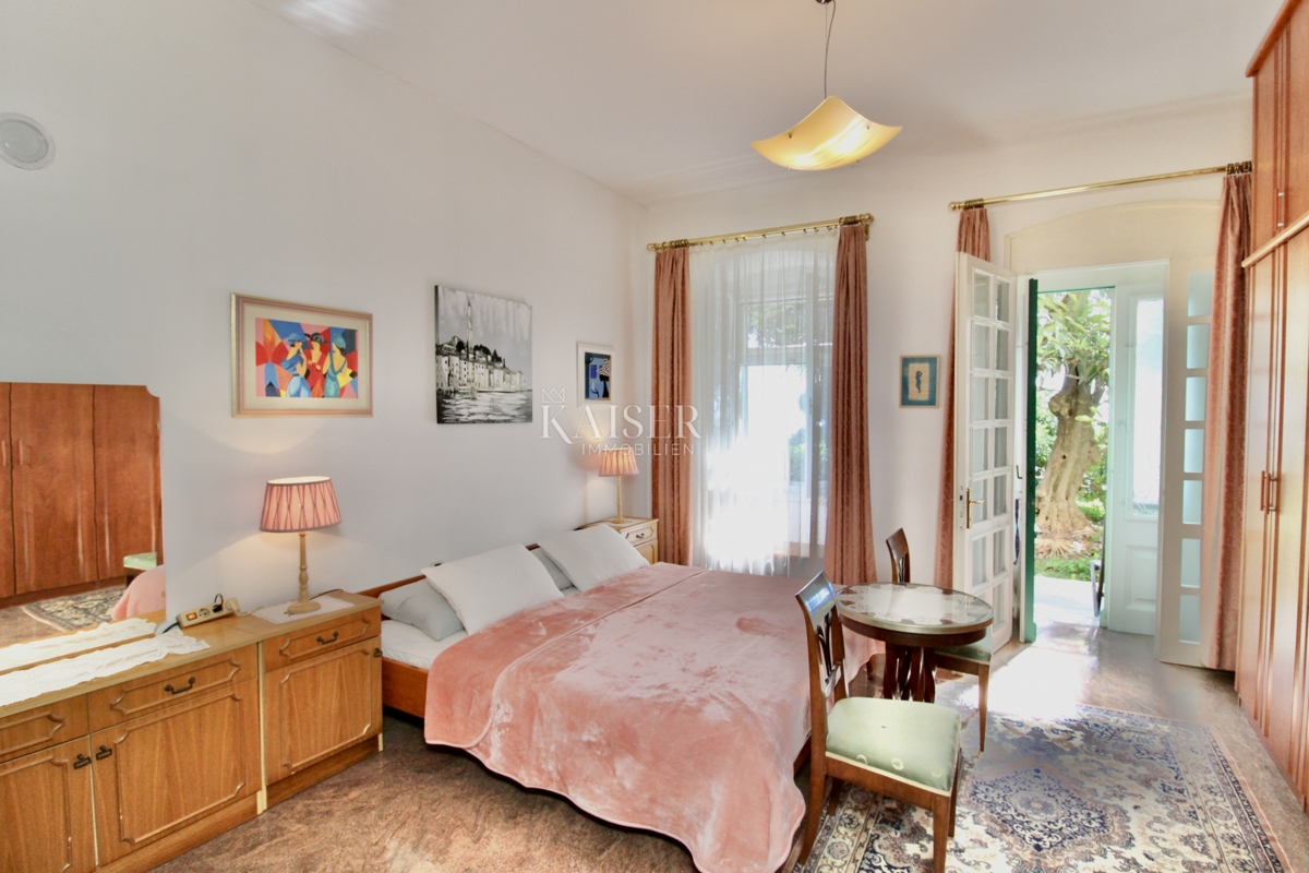 Opatija, Lovran – Apartma 120 m2, prva vrsta do morja z zasebno plažo