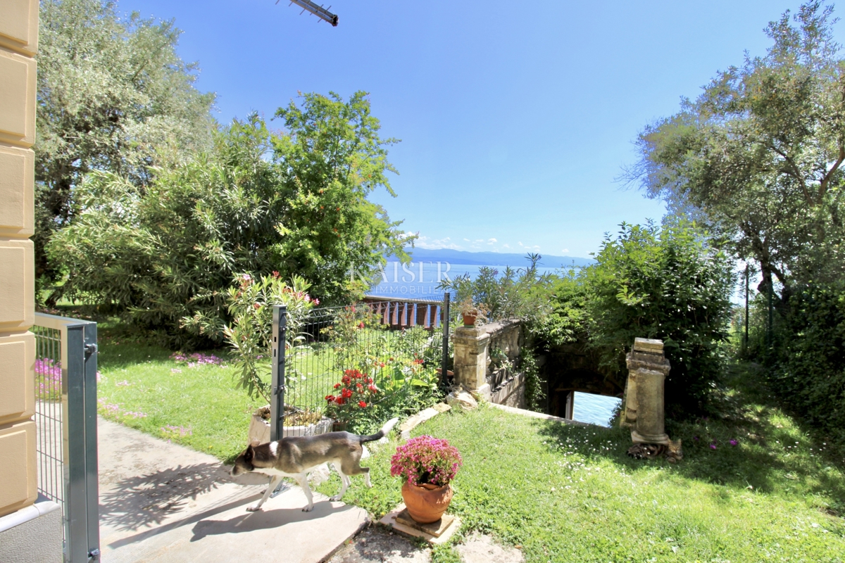 Opatija, Lovran – Apartma 120 m2, prva vrsta do morja z zasebno plažo