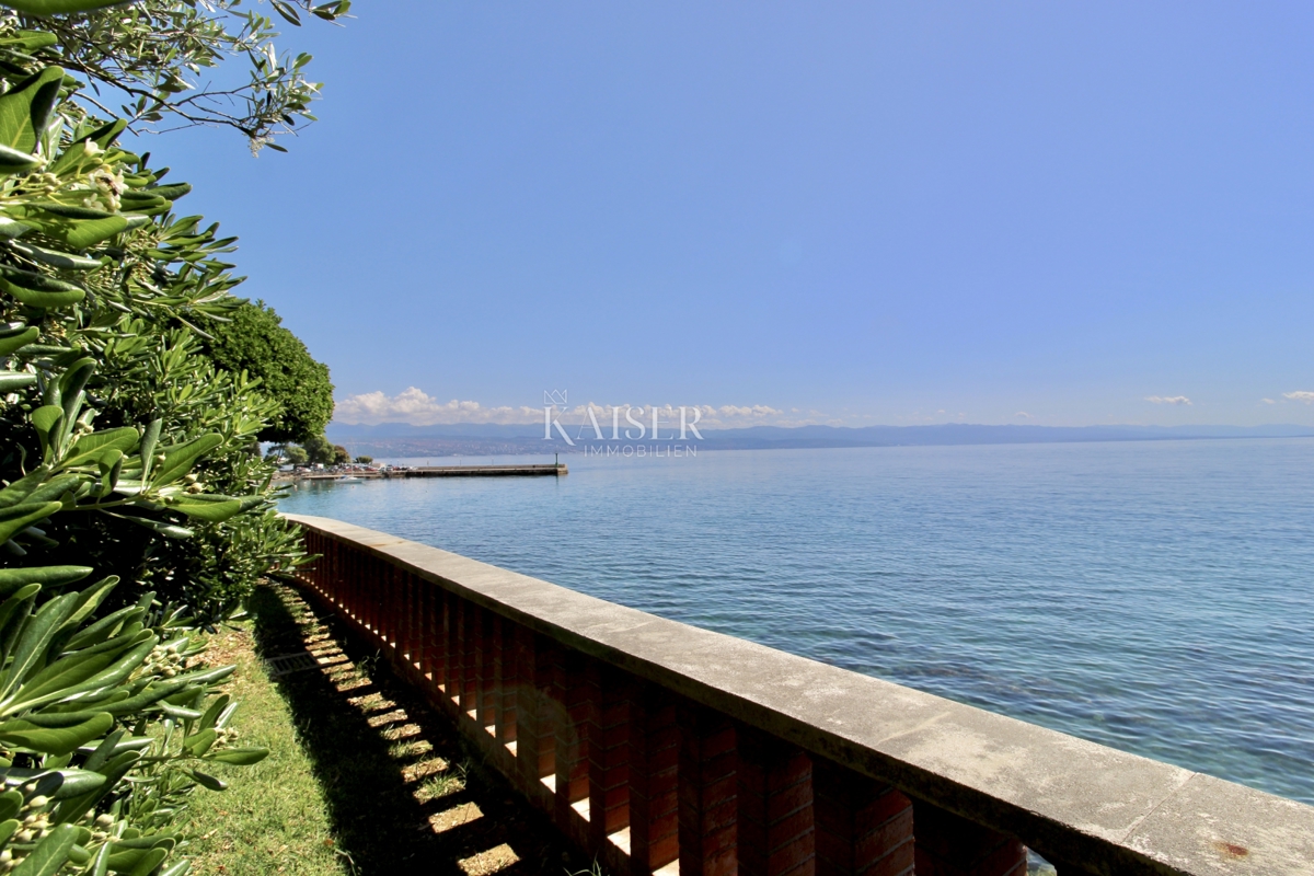 Opatija, Lovran – Apartma 120 m2, prva vrsta do morja z zasebno plažo