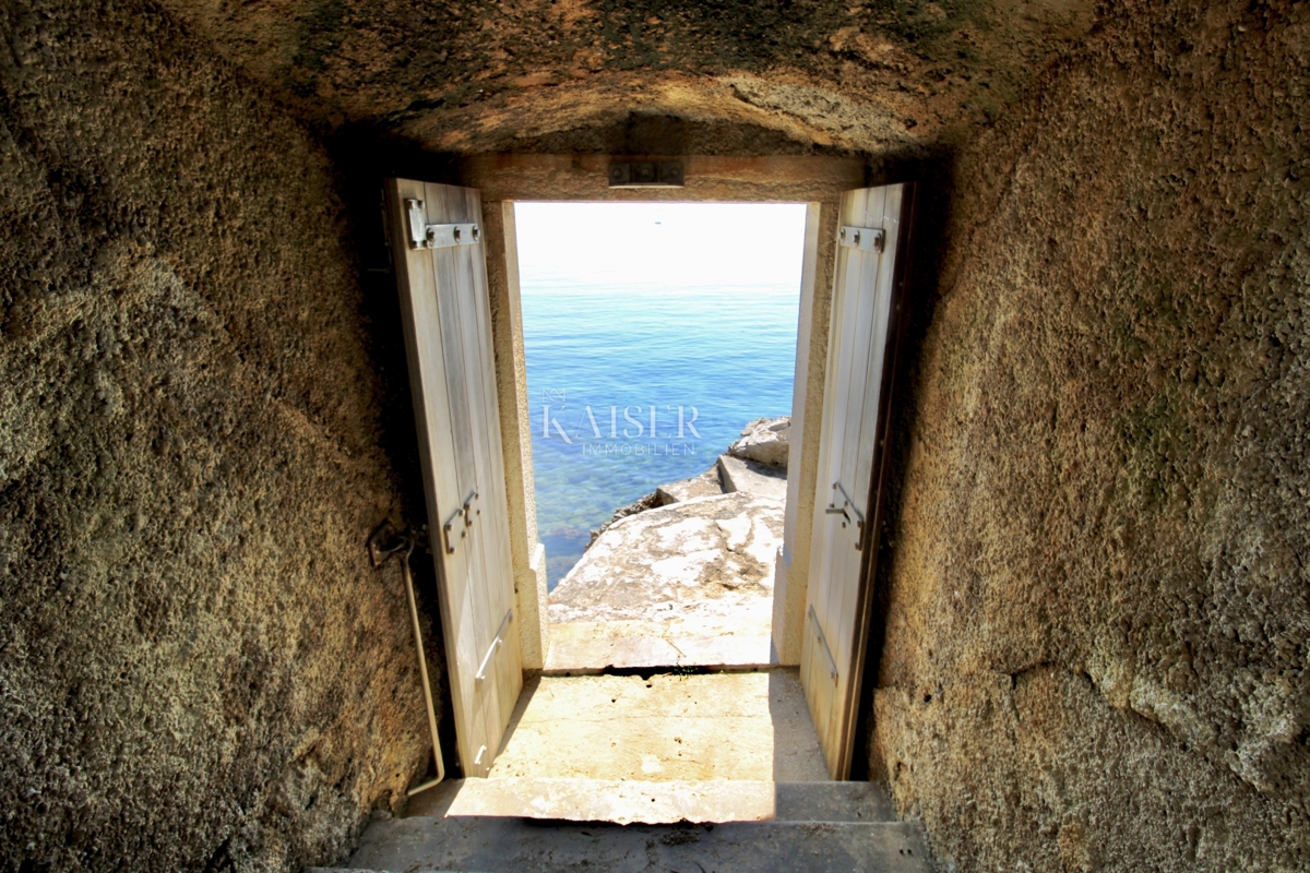 Opatija, Lovran – Apartma 120 m2, prva vrsta do morja z zasebno plažo