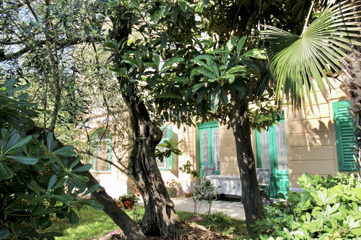 Opatija, Lovran – Apartma 120 m2, prva vrsta do morja z zasebno plažo