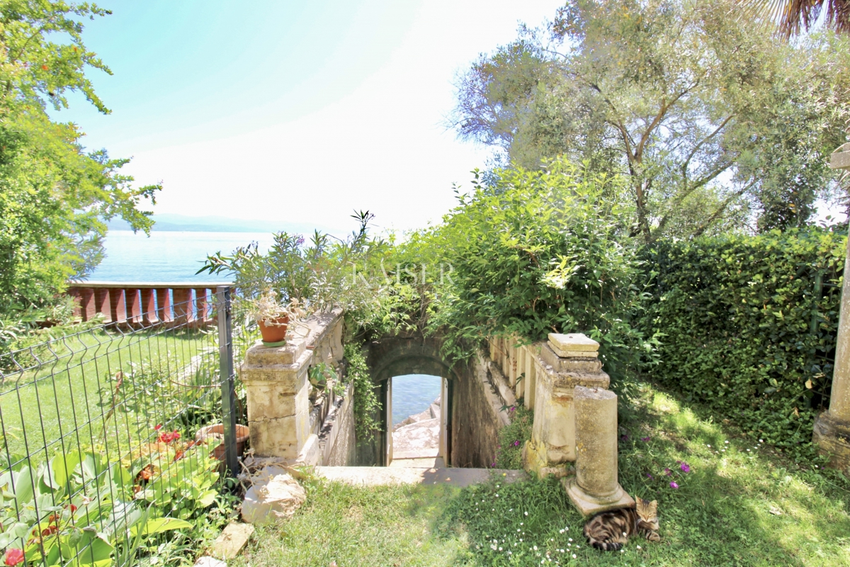 Opatija, Lovran – Apartma 120 m2, prva vrsta do morja z zasebno plažo