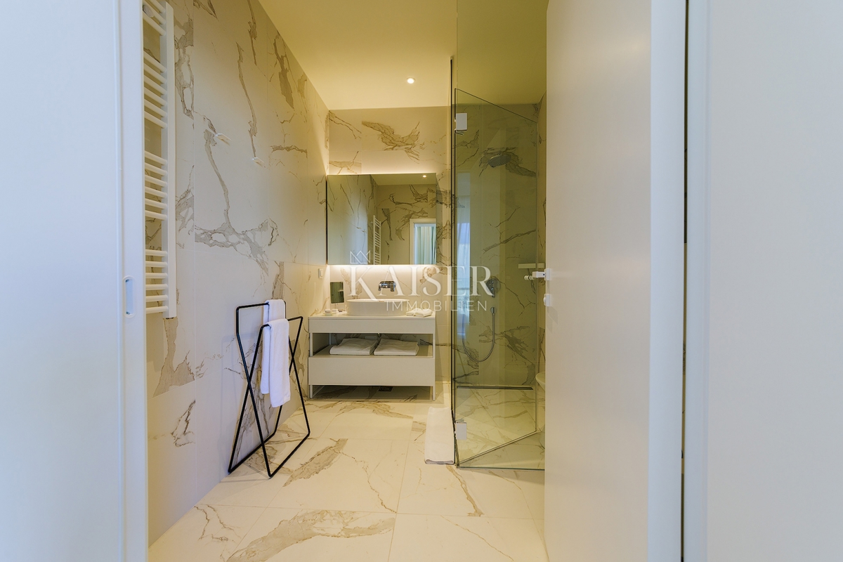 Istra, Umag, Savudrija - luksuzna vila v naselju, 275m2 - na voljo vse storitve v naselju