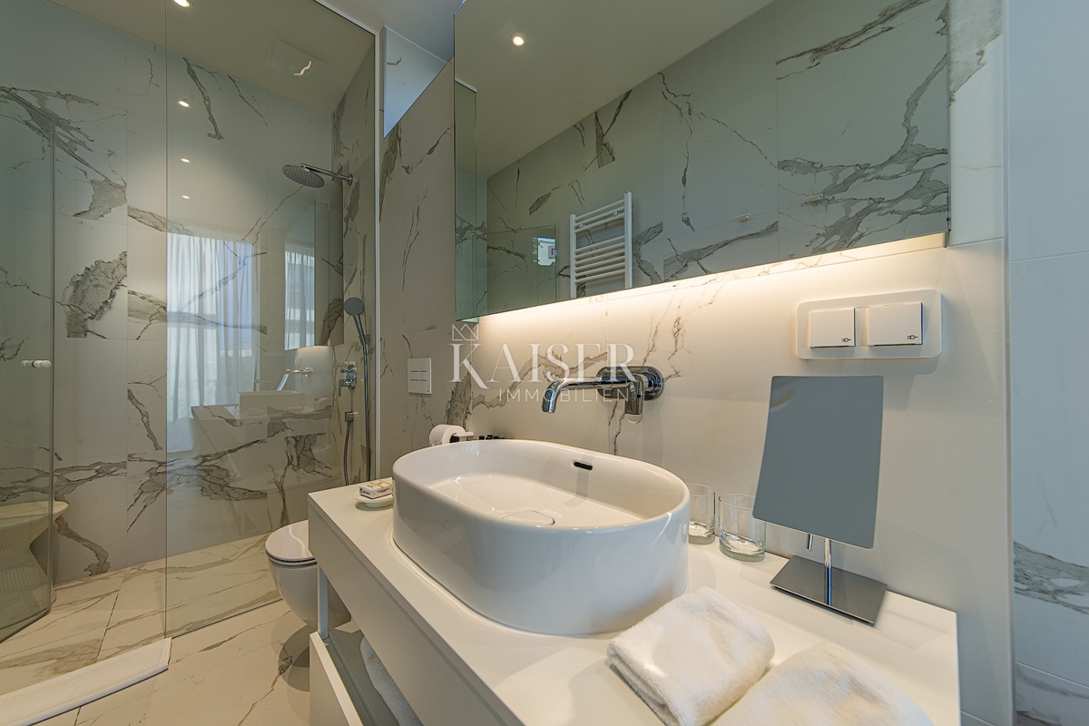 Istra, Umag, Savudrija - luksuzna vila v naselju, 275m2 - na voljo vse storitve v naselju