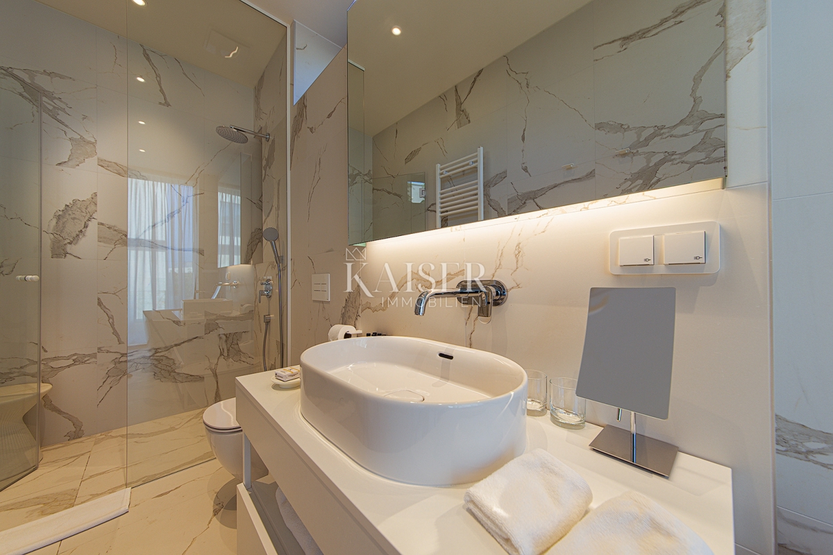 Istra, Umag, Savudrija - luksuzna vila v naselju, 275m2 - na voljo vse storitve v naselju