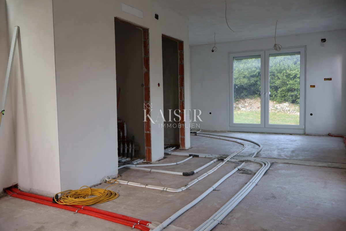 Novi Vinodolski, Bribir - Duplex stanovanje z vrtom