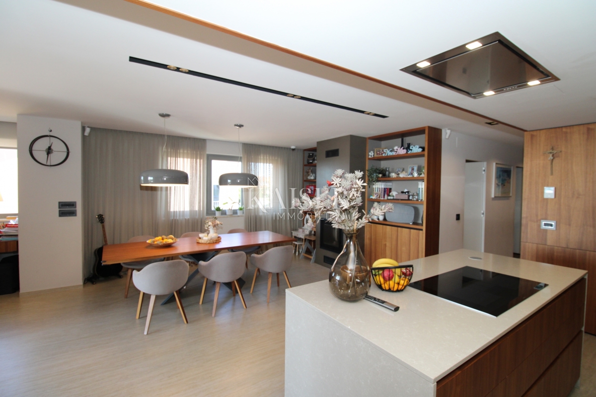 Istra, Novigrad - luksuzno opremljeno stanovanje 119m2, vrhunska lokacija, pogled na morje