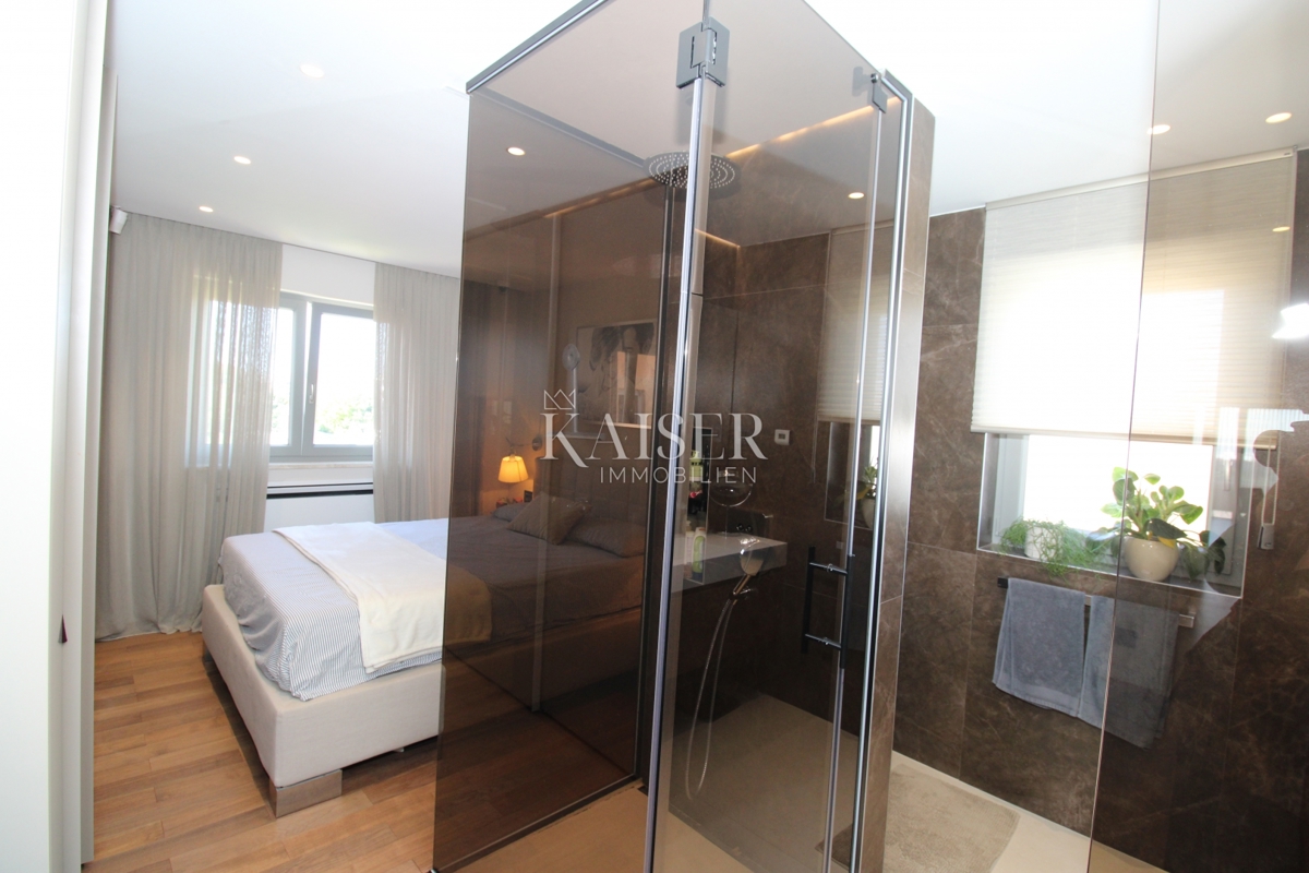 Istra, Novigrad - luksuzno opremljeno stanovanje 119m2, vrhunska lokacija, pogled na morje