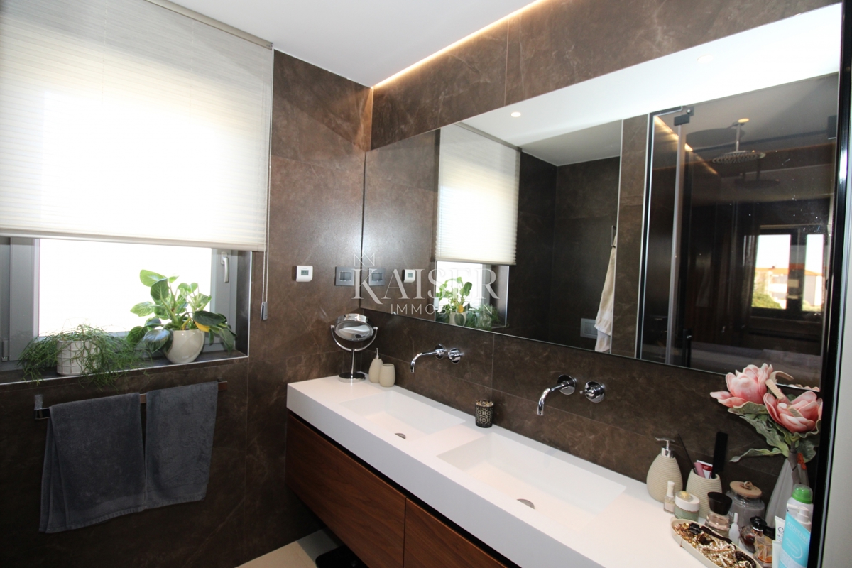 Istra, Novigrad - luksuzno opremljeno stanovanje 119m2, vrhunska lokacija, pogled na morje