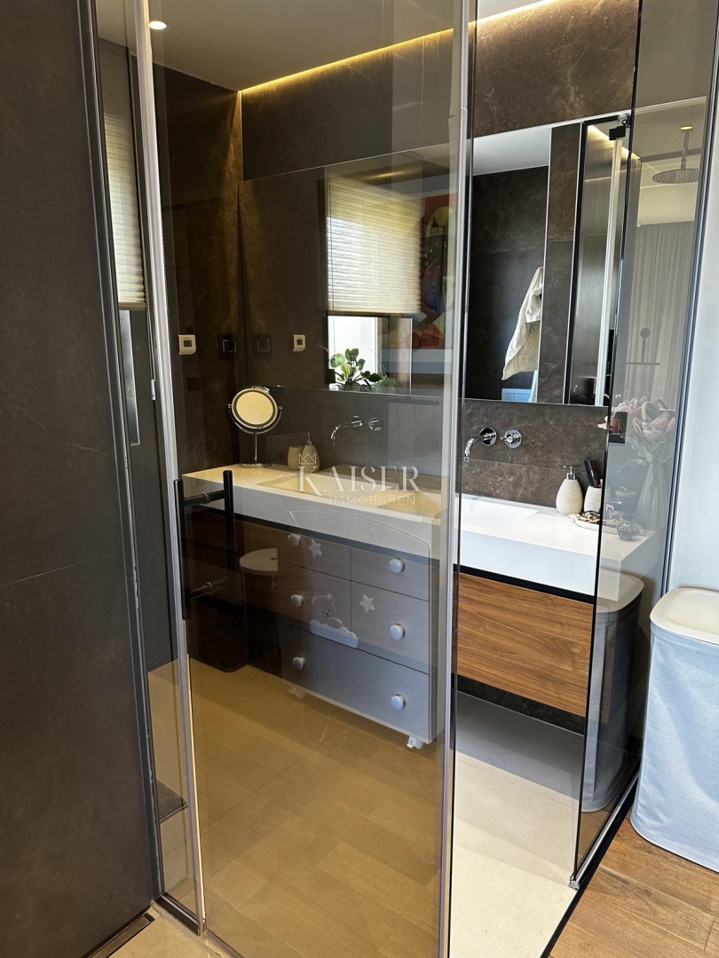 Istra, Novigrad - luksuzno opremljeno stanovanje 119m2, vrhunska lokacija, pogled na morje