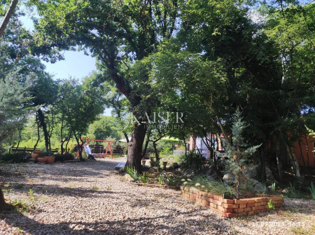 Otok Krk, Kras - očarljiva hiša, oborožena z naravo