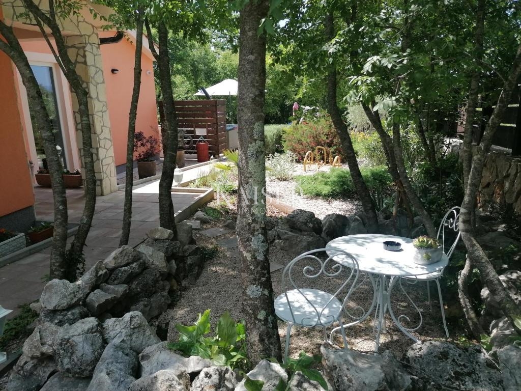 Otok Krk, Kras - očarljiva hiša, oborožena z naravo