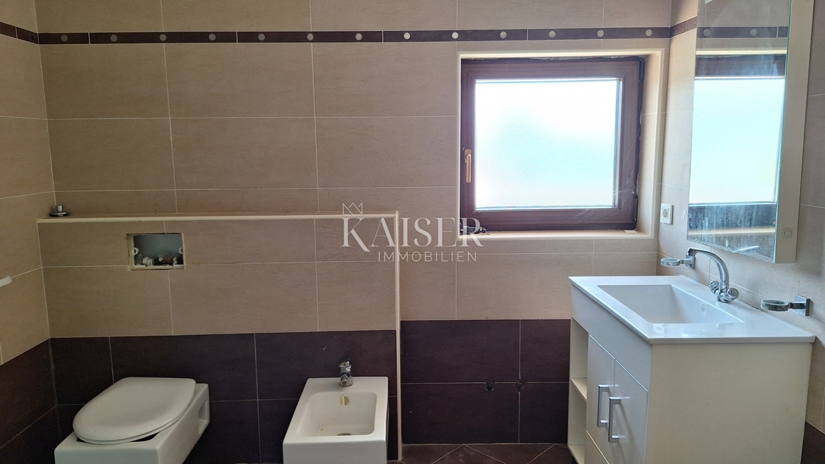 Matulji, Šapjane, poslovna stavba v 3 nadstropjih, zunanje parkirišče, 780 m2 uporabne površine
