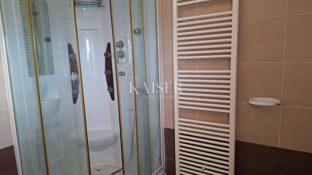 Matulji, Šapjane, poslovna stavba v 3 nadstropjih, zunanje parkirišče, 780 m2 uporabne površine