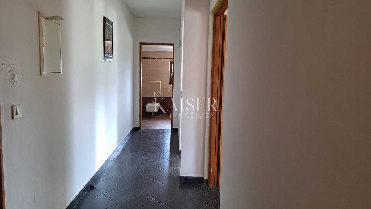 Matulji, Šapjane, poslovna stavba v 3 nadstropjih, zunanje parkirišče, 780 m2 uporabne površine