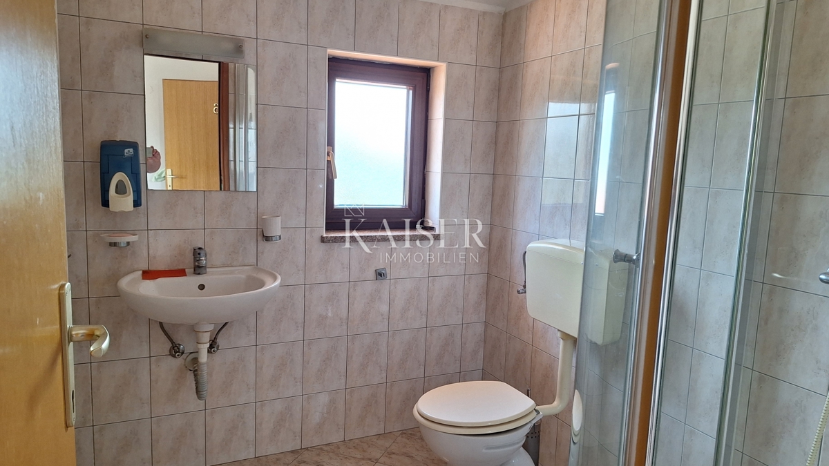 Matulji, Šapjane, poslovna stavba v 3 nadstropjih, zunanje parkirišče, 780 m2 uporabne površine