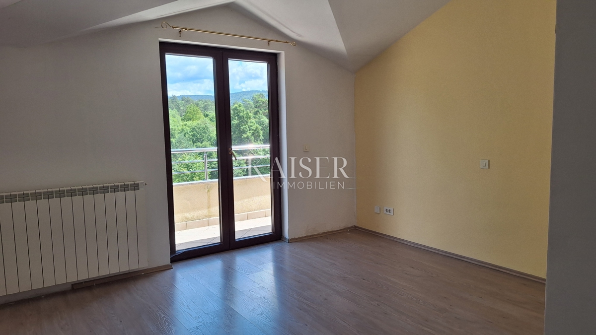 Matulji, Šapjane, poslovna stavba v 3 nadstropjih, zunanje parkirišče, 780 m2 uporabne površine
