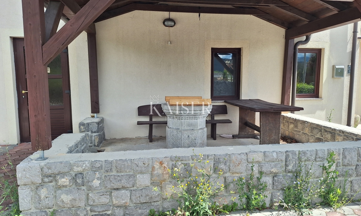 Matulji, Šapjane, poslovna stavba v 3 nadstropjih, zunanje parkirišče, 780 m2 uporabne površine