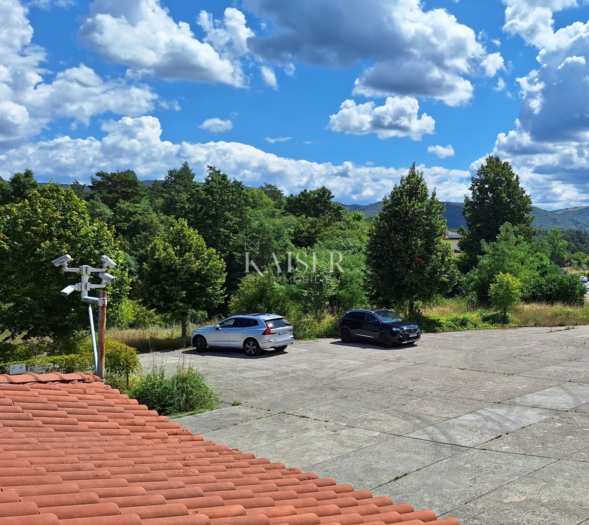 Matulji, Šapjane, poslovna stavba v 3 nadstropjih, zunanje parkirišče, 780 m2 uporabne površine