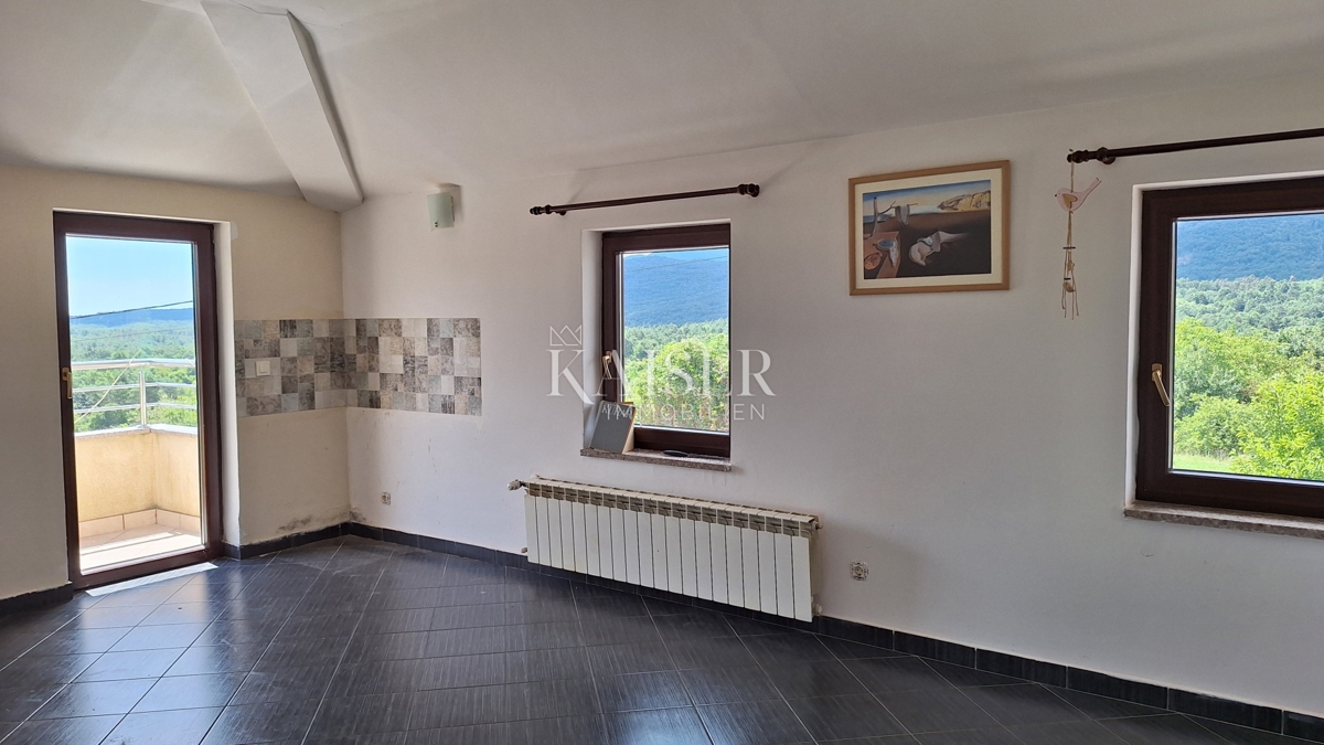 Matulji, Šapjane, poslovna stavba v 3 nadstropjih, zunanje parkirišče, 780 m2 uporabne površine