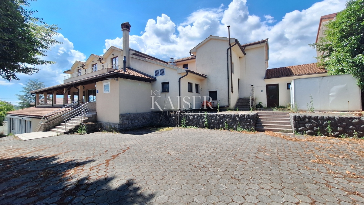 Matulji, Šapjane, poslovna stavba v 3 nadstropjih, zunanje parkirišče, 780 m2 uporabne površine