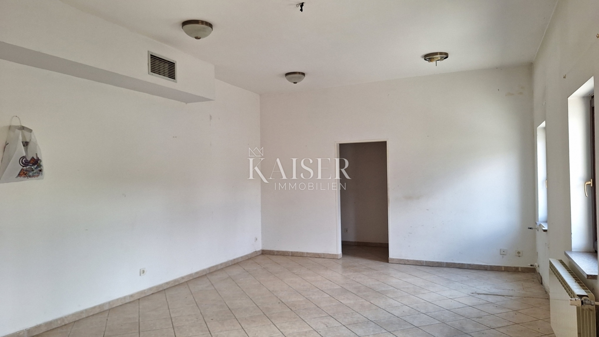 Matulji, Šapjane, poslovna stavba v 3 nadstropjih, zunanje parkirišče, 780 m2 uporabne površine