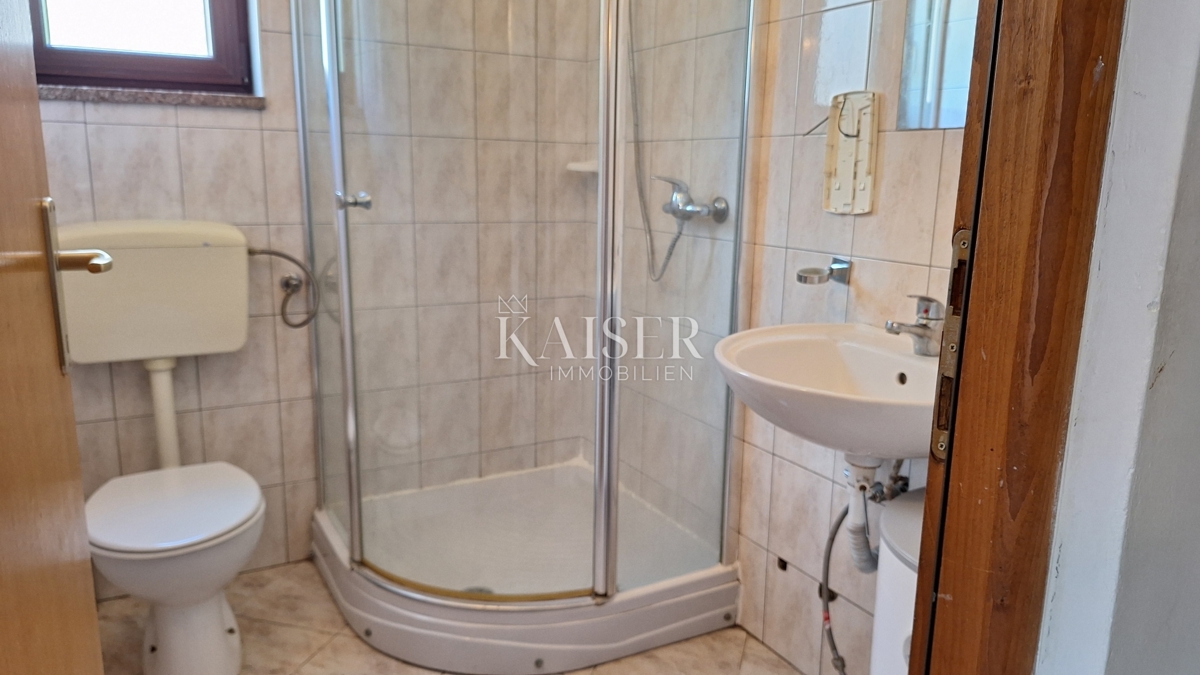 Matulji, Šapjane, poslovna stavba v 3 nadstropjih, zunanje parkirišče, 780 m2 uporabne površine