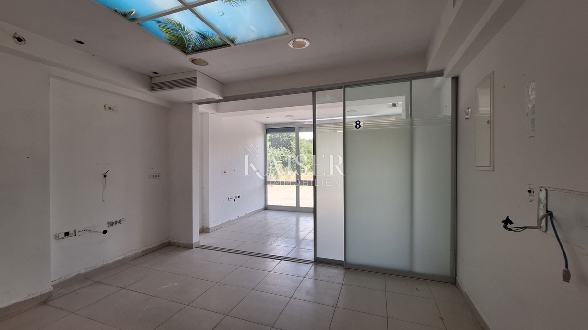 Matulji, Šapjane, poslovna stavba v 3 nadstropjih, zunanje parkirišče, 780 m2 uporabne površine