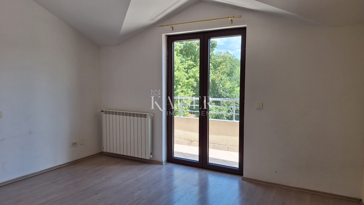 Matulji, Šapjane, poslovna stavba v 3 nadstropjih, zunanje parkirišče, 780 m2 uporabne površine