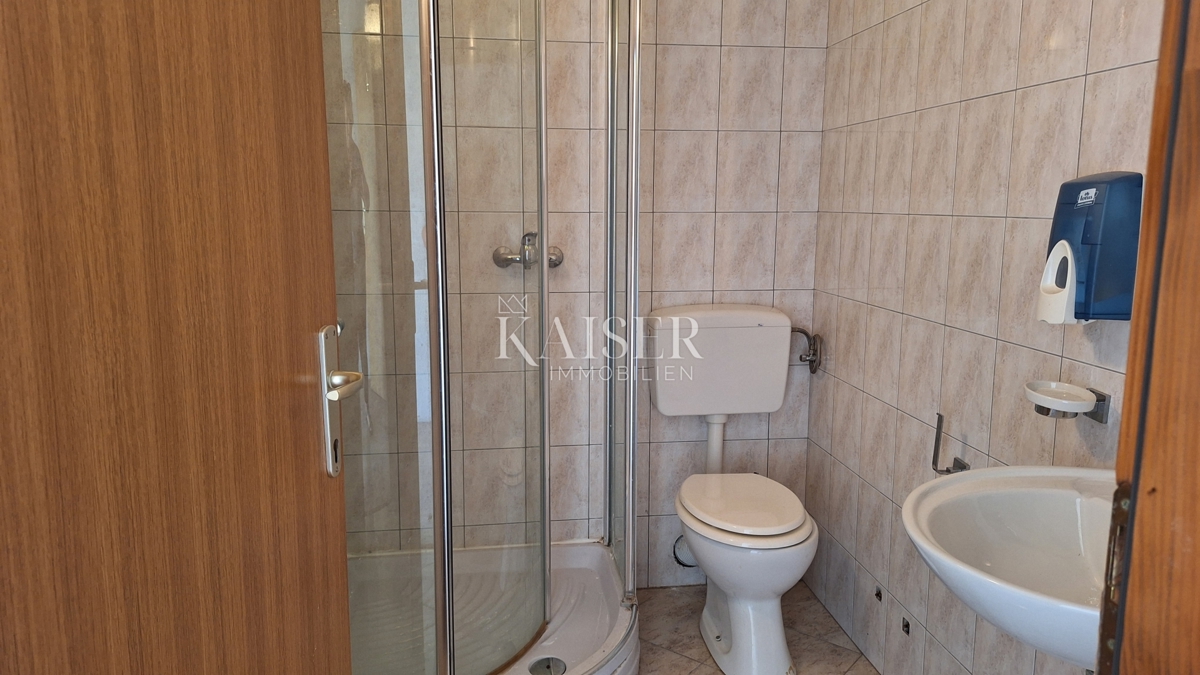 Matulji, Šapjane, poslovna stavba v 3 nadstropjih, zunanje parkirišče, 780 m2 uporabne površine