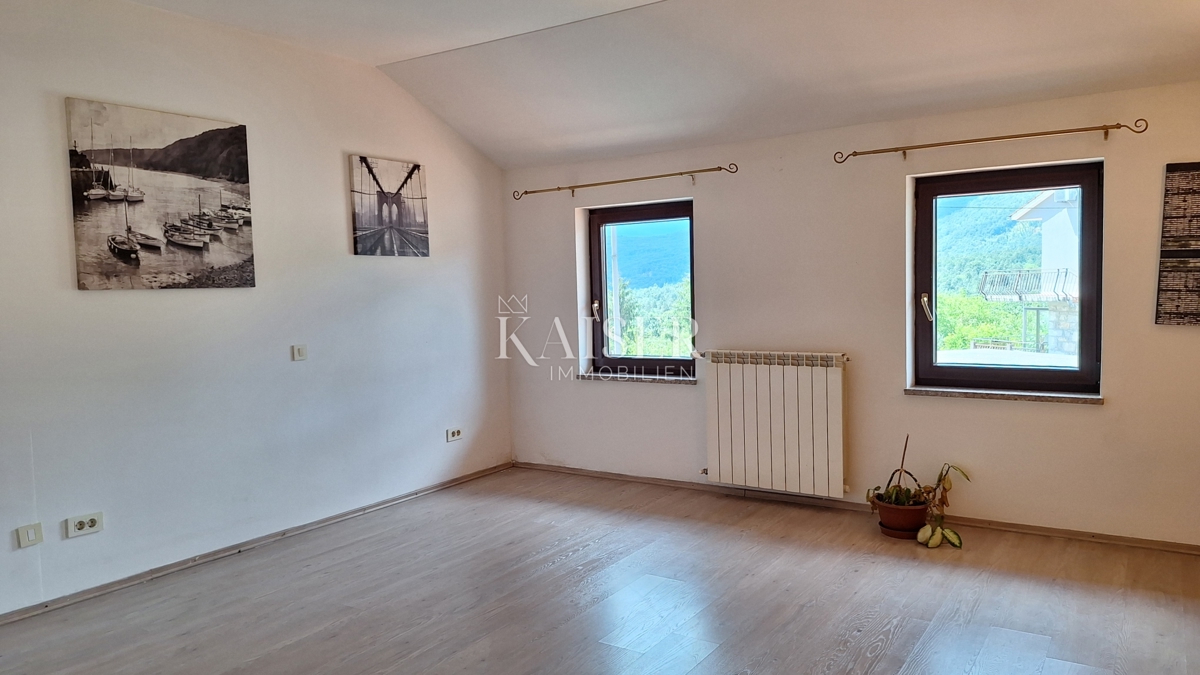 Matulji, Šapjane, poslovna stavba v 3 nadstropjih, zunanje parkirišče, 780 m2 uporabne površine