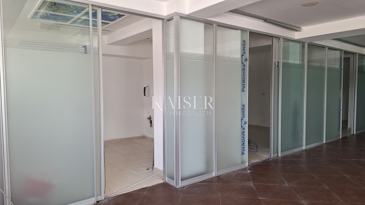 Matulji, Šapjane, poslovna stavba v 3 nadstropjih, zunanje parkirišče, 780 m2 uporabne površine
