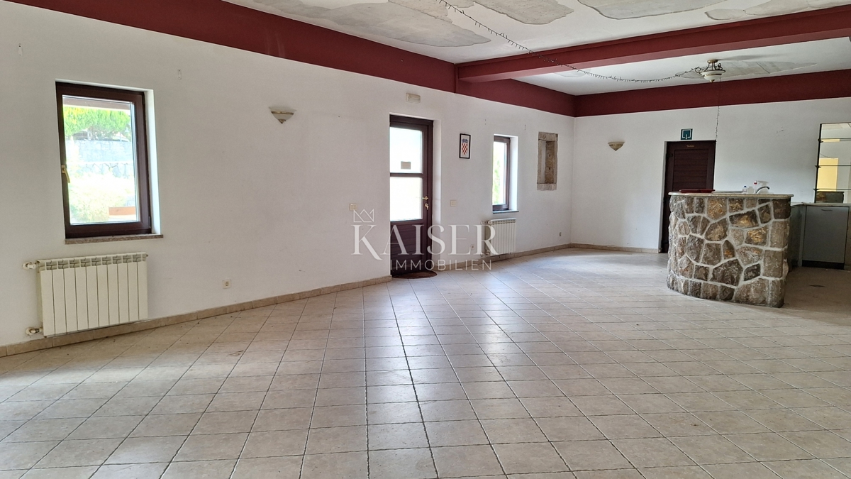 Matulji, Šapjane, poslovna stavba v 3 nadstropjih, zunanje parkirišče, 780 m2 uporabne površine