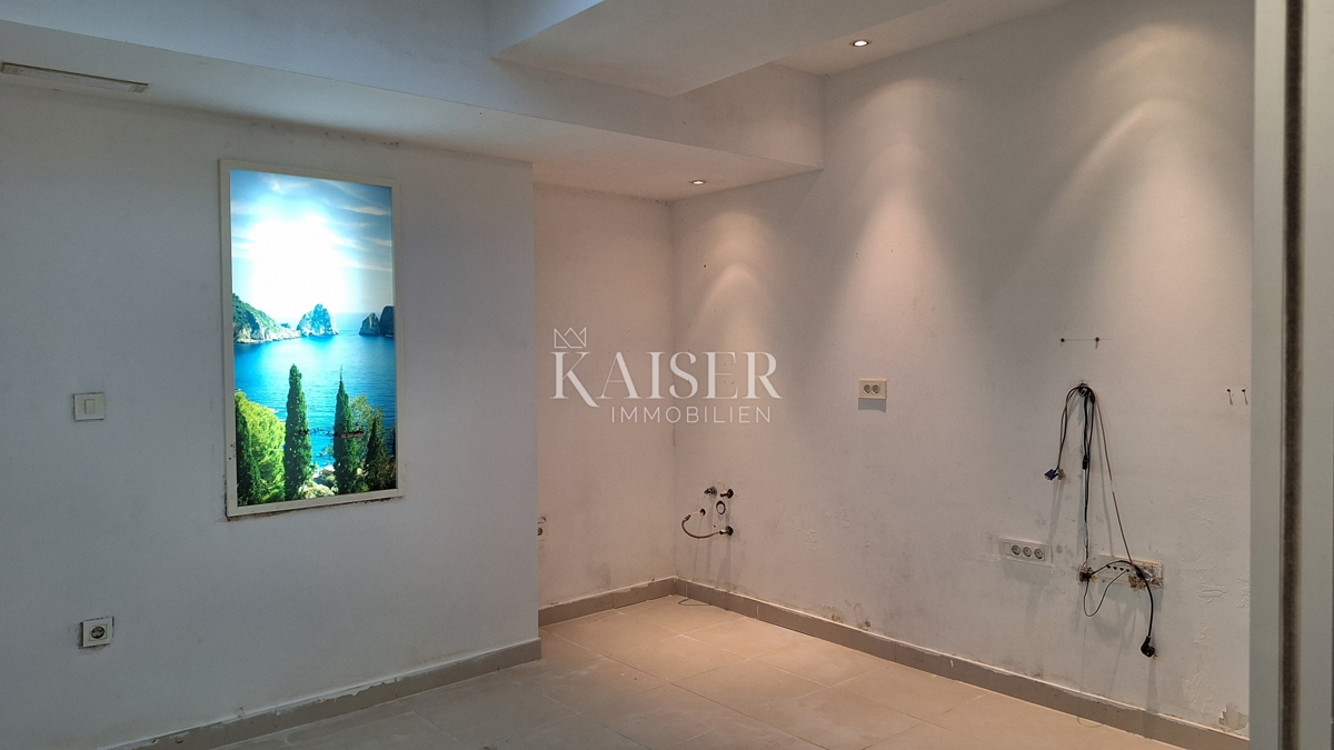 Matulji, Šapjane, poslovna stavba v 3 nadstropjih, zunanje parkirišče, 780 m2 uporabne površine