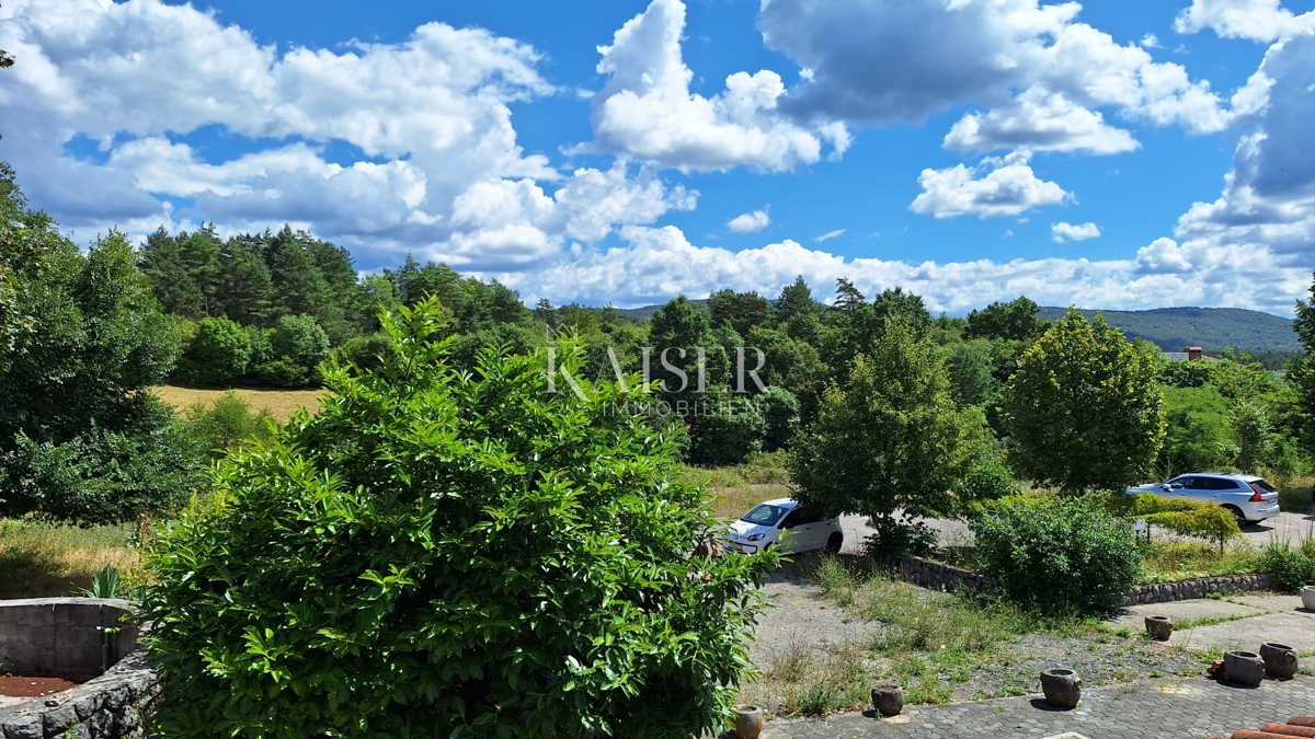 Matulji, Šapjane, poslovna stavba v 3 nadstropjih, zunanje parkirišče, 780 m2 uporabne površine